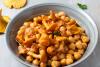 Un plato de garbanzos con níscalos.