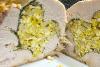 Sección de una pechuga de pavo rellena con huevo duro picado y piñones.