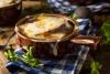 Sopa de cebolla gratinada con queso.