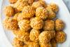 Un plato con panellets empiñonados.