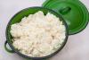 Una cazuela con pap sencillo, gachas de maíz.