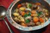 Un plato hondo con estofado irlandés.