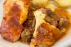 Detalle de un pastel de carne picada con costra de yogur.