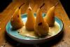 Peras escalfadas con salsa de caramelo y almendras fileteadas.