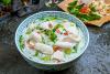 un cuenco con sopa pho de pollo, pho ga.