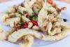 Calamares fritos con sal y pimenta de limón con cilantro fresco y chile tailandés.
