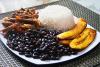 Pabellón criollo, el plato nacional venezolano, con carne, arroz, caraotas negras y plátano frito.