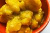 Detalle de unas patatas guisadas en ajo pollo.