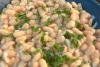 Alubias blancas en ensalada en un plato hondo.