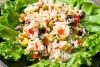 Ensalada de arroz con atún y verduras sobre un lecho de lechuga.