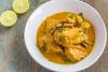 Un plato hondo con korma de pollo.
