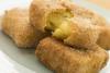 Detalle de leche frita hecha con crema de huevo. Un trozo está abierto para que se pueda apreciar el interior.
