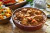 Un plato hondo con carne al curry de Madrás.