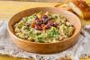 Un plato hondo de barro con melitzanosalata.