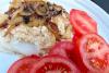 Pescado al horno con tahini y rodajas de tomate.