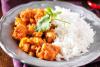 Un plato de pollo vindaloo con arroz.