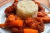 Un plato de zanahorias guisadas servidas con un molde de arroz blanco.