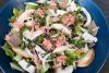 Ensalada de carnes con rosbif, pechuga de pollo y jamón cocido picado, sin alcaparras, vista superior.