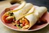 Dos fajitas de pollo en un plato.