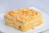 Milhojas de crema decorado con almendras fileteadas.