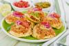 Panuchos con frijoles, pollo, aguacate, cebolla y tomate.