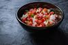 Un cuenco con salsa criolla argentina.