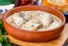 Una cazuela de barro con chkmeruli, pollo guisado al estilo georgiano.
