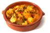 Patatas guisadas con bacalao en una cazuela de barro.