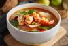 Un bol de sopa tom yum goong, o tom yum kung, con gambas, chile tailandés.