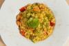 Un plato de arroz caldoso con verduras.