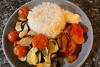 Arroz con verduras mediterráneas y mahonesa al ajo.