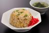 Un cuenco con yakimeshi moldeado 