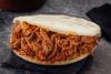 Arepa rellena con carne mechada.