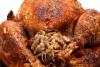 Detalle de un pavo relleno con las patas atadas con cordel y el relleno saliendo de la cavidad.