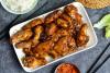Una fuente con alitas de pollo glaseadas con esta salsa de miel y soja.