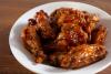 Un plato con alitas de pollo glaseadas.