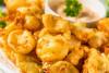 Trozos de queso frito al estilo de Wisconsin acompañados de salsa.