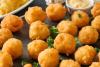 Bolitas de queso rebozadas en masa acompañadas de mayonesa al ajo.