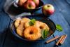 Rodajas de manzana rebozadas y fritas.