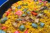 Arroz cocinado al estilo murciano en una sartén plana de color negro.