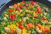Una sartén plana con arroz cocinado al estilo riojano.