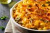 Detalle de un budín de macarrones con queso al que se le ha añadido pimiento verde.
