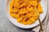 Un cuenco con puré de calabaza moscada.