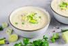 Un cuenco de potage parmentier decorado con tiras de piuerro.