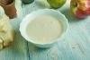 Un cuenco con salsa alemana rodeado de algunos de los ingredientes.