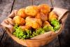 Una cesta con croquetas de patata y queso rebozadas en masa de cerveza.