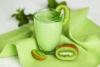 Un vaso con batido de kiwi.