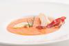 Un plato de salmorejo cordobés servido con huevo duro y jamón serrano.