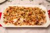 Arroz con joyas, una especialidad de la cocina iraní, en una fuente rectangular.
