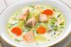 Un plato de lokiheitto, la sopa finlandesa con salmón y hortalizas.